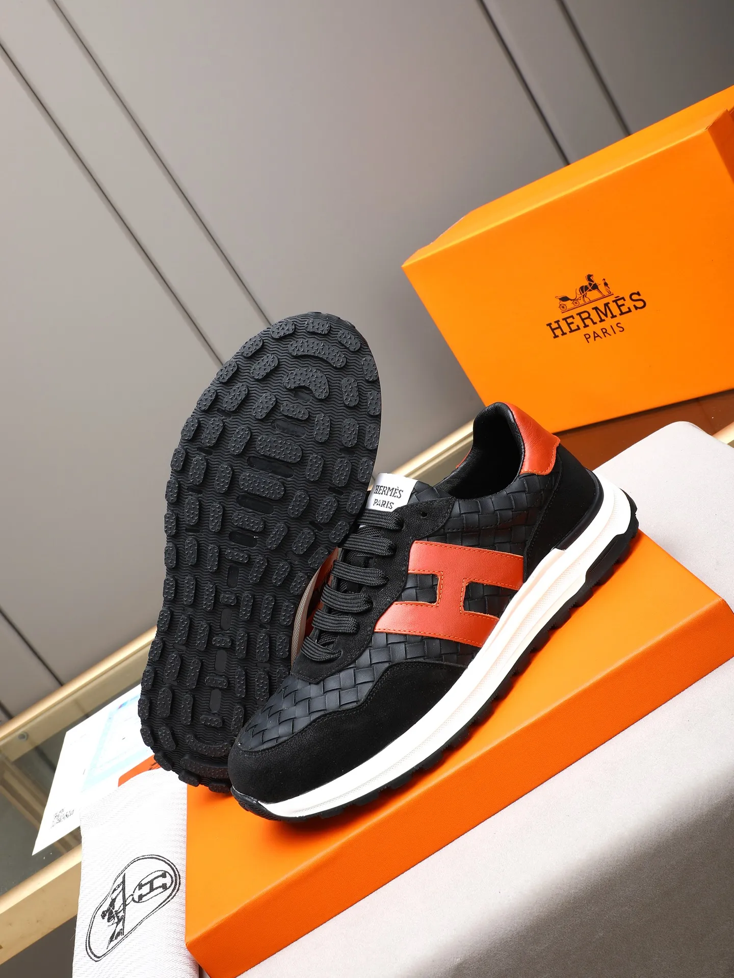 📛📛📛PPP420 (Hermes)🆕Men's color-blocked sneakers with textured calfskin details. Spliced ​​with original cowhide, this shoe draws inspiration from the equestrian world, integrating technical details and practical functions. Breathable sheep lining, original combination outsole, high-end quality, and every detail is perfectly combined! Size: 38-44 (45 can be customized)